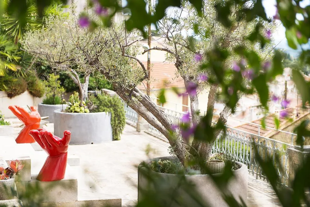 Hotel Castel Pierre Lisse à Hyères Maison d'hôtes
